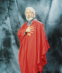Mago Vincenzo in veste rituale rossa, fotografia a figura intera